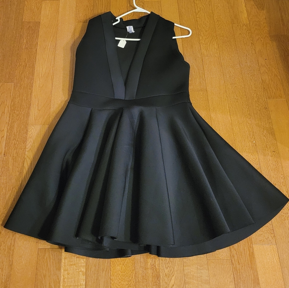 New Eien above knee dress with deep v neck. Formal. 3x. Black. Stretch.